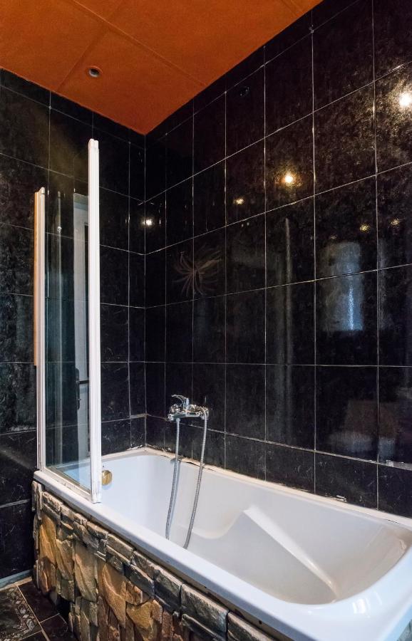 Sunny 1 Bedroom Apartment In Centre Of Riga Ngoại thất bức ảnh